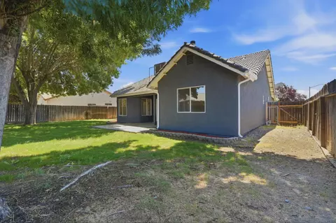 Exterior - 942 Boxwood Ln, Lemoore, CA 93245 photo 4 of 4