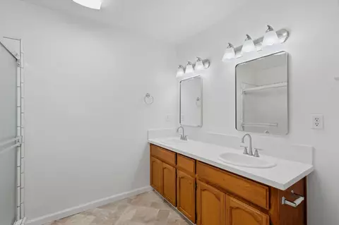 Bath - 942 Boxwood Ln, Lemoore, CA 93245 photo 3 of 4