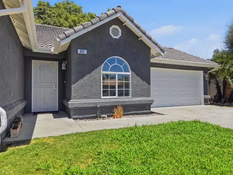 Exterior - 942 Boxwood Ln, Lemoore, CA 93245 photo 2 of 4