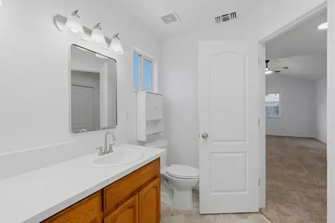 Bath - 942 Boxwood Ln, Lemoore, CA 93245 photo 4 of 4