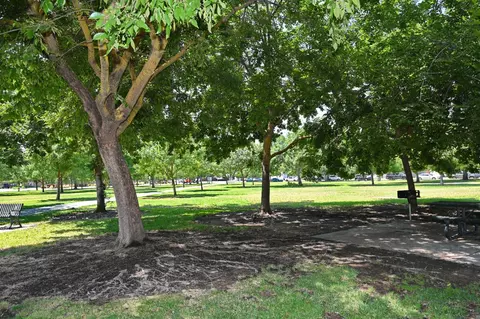 Exterior - 870 N Bush Ave, Clovis, CA 93611 photo 7 of 9