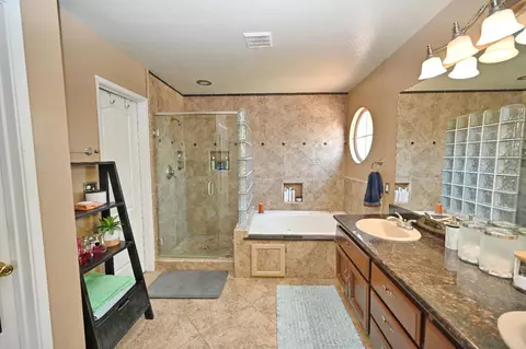 Bath - 870 N Bush Ave, Clovis, CA 93611 photo 4 of 5