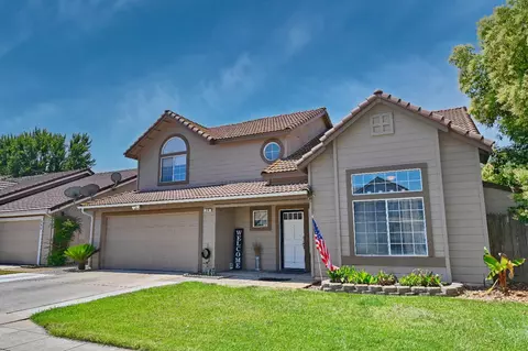 Exterior - 870 N Bush Ave, Clovis, CA 93611 photo 2 of 9
