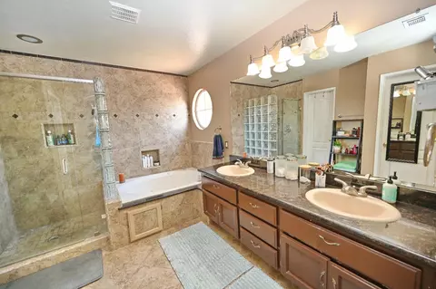 Bath - 870 N Bush Ave, Clovis, CA 93611 photo 5 of 5