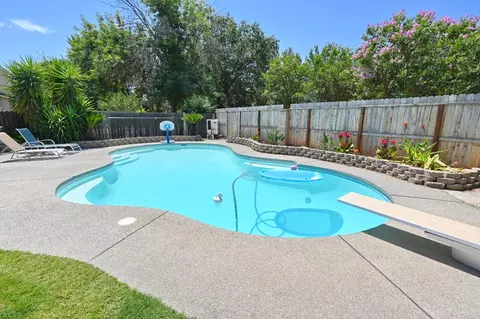 Exterior - 870 N Bush Ave, Clovis, CA 93611 photo 5 of 9