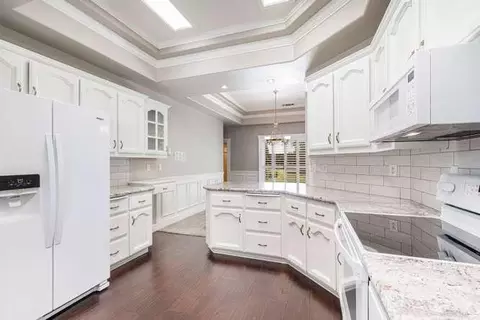 Kitchen - 175 N Burgan Ave, Clovis, CA 93611 photo 4 of 7