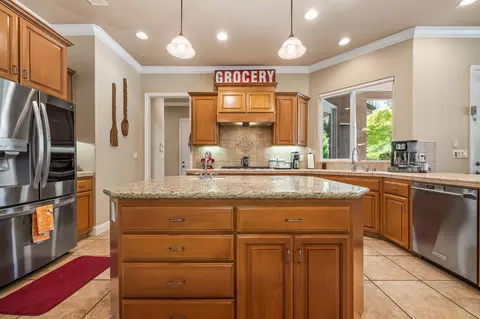 Kitchen - 12636 Appaloosa Rd, Madera, CA 93636 photo 3 of 6
