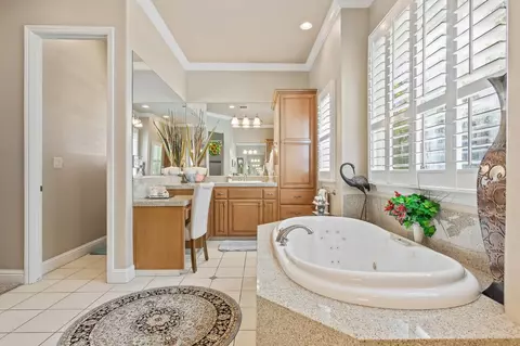 Bath - 12636 Appaloosa Rd, Madera, CA 93636 photo 2 of 6