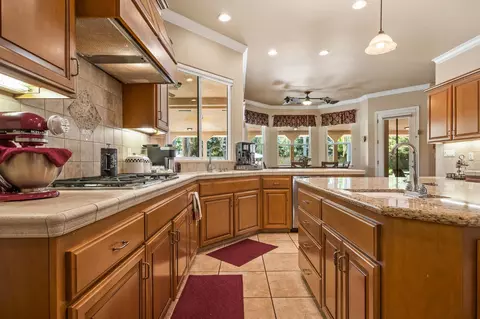 Kitchen - 12636 Appaloosa Rd, Madera, CA 93636 photo 4 of 6