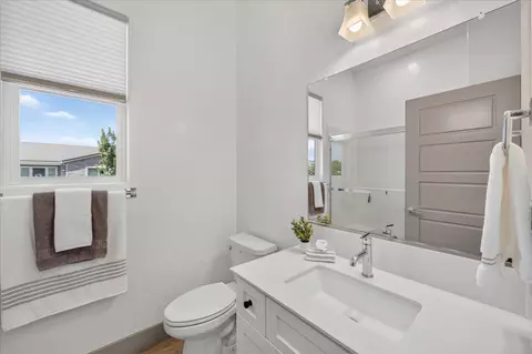 Bath - 655 Huntington Ave S, Madera, CA 93636 photo 2 of 4
