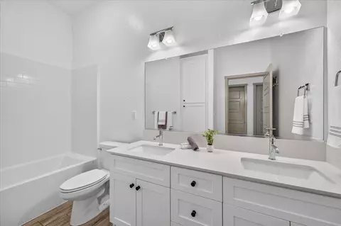 Bath - 655 Huntington Ave S, Madera, CA 93636 photo 3 of 4