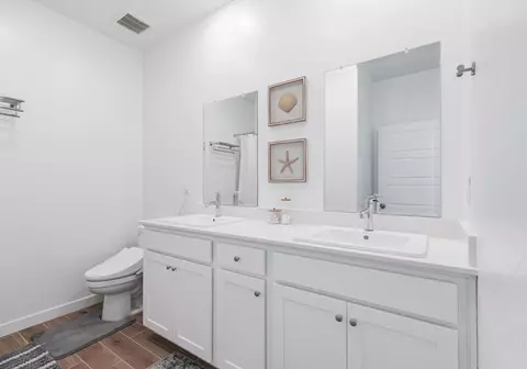 Bath - 5817 E Alexander Ave, Fresno, CA 93727 photo 3 of 6