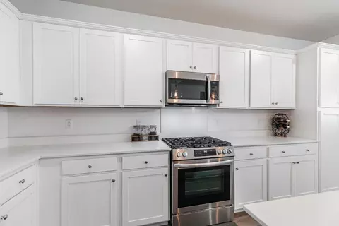 Kitchen - 5817 E Alexander Ave, Fresno, CA 93727 photo 5 of 8