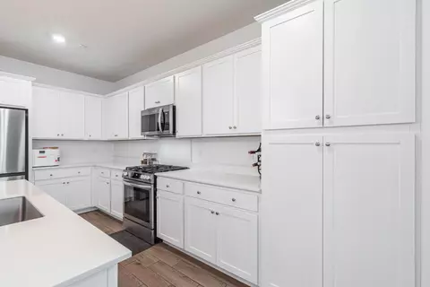 Kitchen - 5817 E Alexander Ave, Fresno, CA 93727 photo 7 of 8