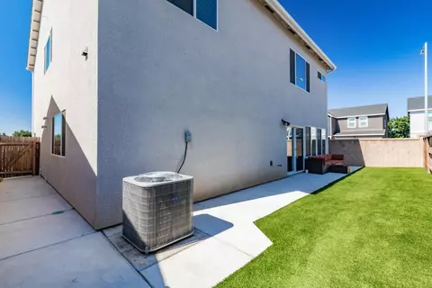 Exterior - 5817 E Alexander Ave, Fresno, CA 93727 photo 5 of 8