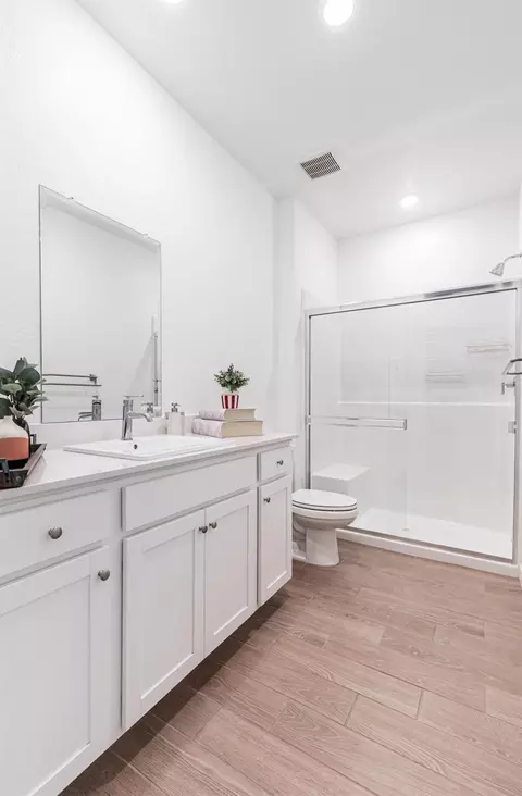 Bath - 5817 E Alexander Ave, Fresno, CA 93727 photo 2 of 6