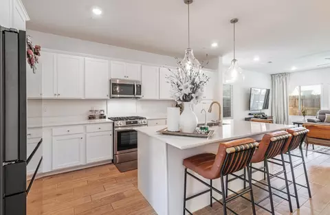 Kitchen - 5817 E Alexander Ave, Fresno, CA 93727 photo 4 of 8