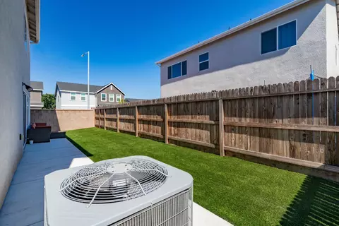 Exterior - 5817 E Alexander Ave, Fresno, CA 93727 photo 4 of 8