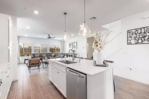 Kitchen - 5817 E Alexander Ave, Fresno, CA 93727 photo 6 of 8