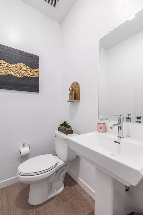 Bath - 5817 E Alexander Ave, Fresno, CA 93727 photo 1 of 6