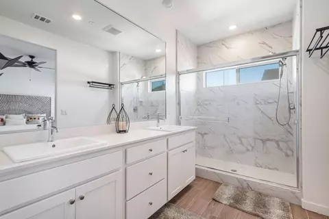 Bath - 5817 E Alexander Ave, Fresno, CA 93727 photo 6 of 6