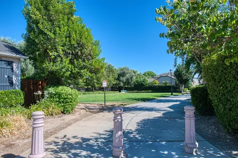 Exterior - 15 W Brittany Ln, Clovis, CA 93619 photo 1 of 8