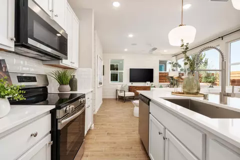Kitchen - 1458 Bloom Ln, Clovis, CA 93619 photo 3 of 7