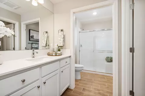 Bath - 1458 Bloom Ln, Clovis, CA 93619 photo 3 of 4