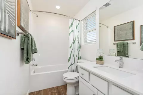 Bath - 1458 Bloom Ln, Clovis, CA 93619 photo 2 of 4