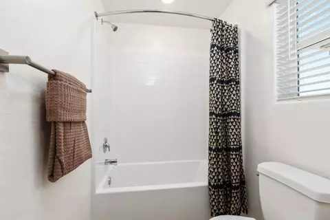 Bath - 1459 Woodhill Ln, Clovis, CA 93619 photo 3 of 6