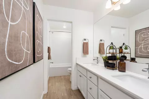 Bath - 1459 Woodhill Ln, Clovis, CA 93619 photo 2 of 6