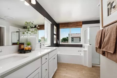 Bath - 1459 Woodhill Ln, Clovis, CA 93619 photo 4 of 6