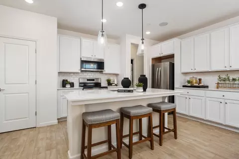 Kitchen - 1459 Woodhill Ln, Clovis, CA 93619 photo 2 of 5