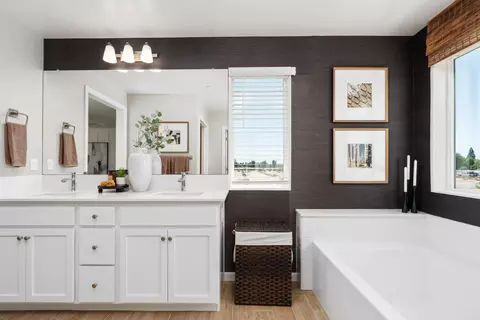 Bath - 1495 Woodhill Ln, Clovis, CA 93619 photo 6 of 6