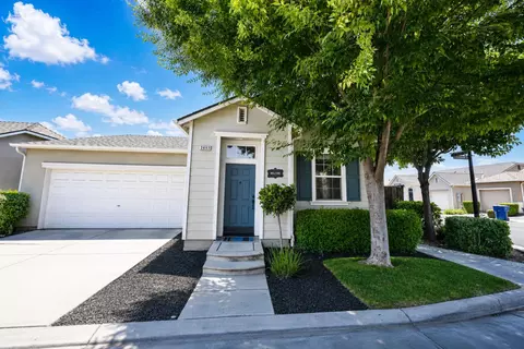 3693 W Persimmon Ln, Fresno, CA 93711