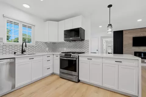 Kitchen - 890 Laurel Ln, Lemoore, CA 93245 photo 3 of 5