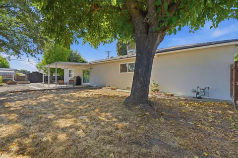 Exterior - 890 Laurel Ln, Lemoore, CA 93245 photo 9 of 14