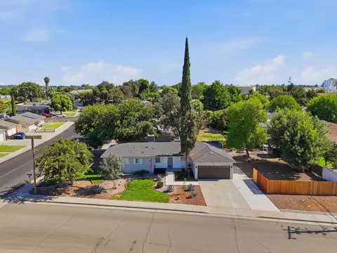 View/Area - 890 Laurel Ln, Lemoore, CA 93245 photo 2 of 9
