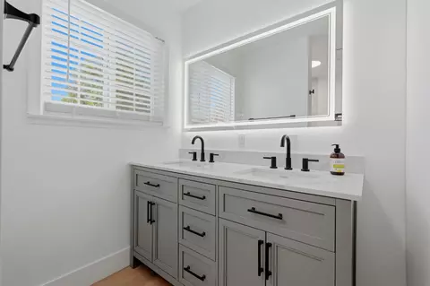 Bath - 890 Laurel Ln, Lemoore, CA 93245 photo 3 of 4