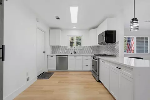 Kitchen - 890 Laurel Ln, Lemoore, CA 93245 photo 2 of 5