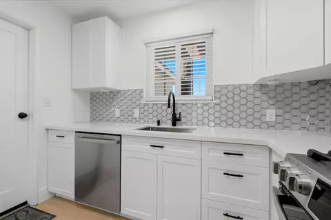 Kitchen - 890 Laurel Ln, Lemoore, CA 93245 photo 4 of 5