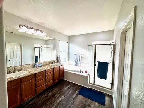 Bath - 879 Fenmore Ave, Sanger, CA 93657 photo 2 of 3
