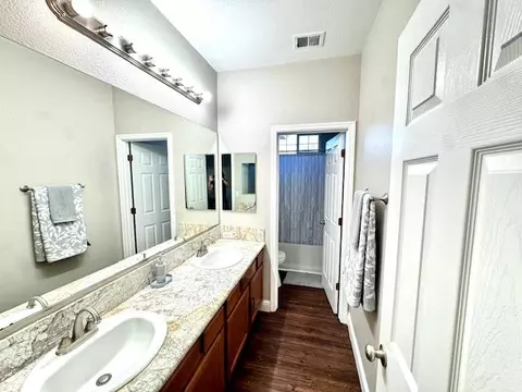 Bath - 879 Fenmore Ave, Sanger, CA 93657 photo 3 of 3