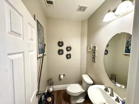 Bath - 879 Fenmore Ave, Sanger, CA 93657 photo 1 of 3