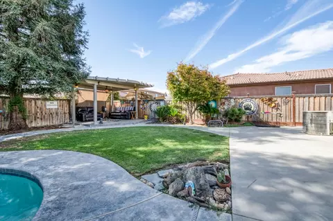 Exterior - 879 Fenmore Ave, Sanger, CA 93657 photo 3 of 5