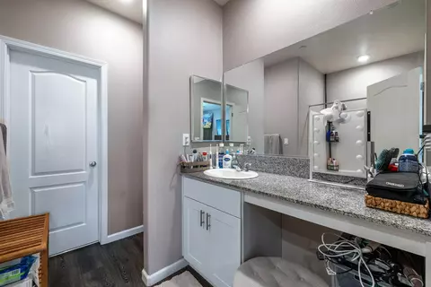 Bath - 172 Adobe Ct, Coalinga, CA 93210 photo 2 of 2