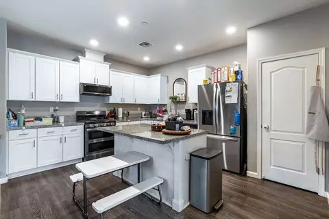 Kitchen - 172 Adobe Ct, Coalinga, CA 93210 photo 3 of 3