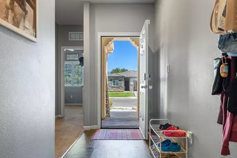 Entry Way - 172 Adobe Ct, Coalinga, CA 93210 photo 2 of 5