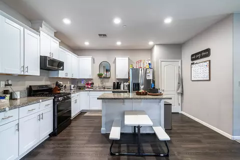 Kitchen - 172 Adobe Ct, Coalinga, CA 93210 photo 1 of 3