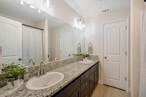 Bath - 347 Maclure Ave W, Madera, CA 93636 photo 3 of 3